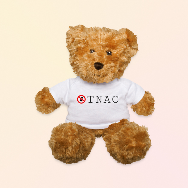 Un ours en peluche avec un t-shirt TNAC.